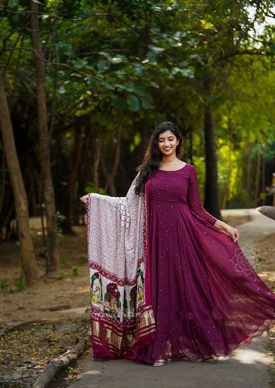 9mm maxi gown with beautifull radha krishna fugure print duppta simple casual dressing gown with bandhani print duppta radha krishna print on it 