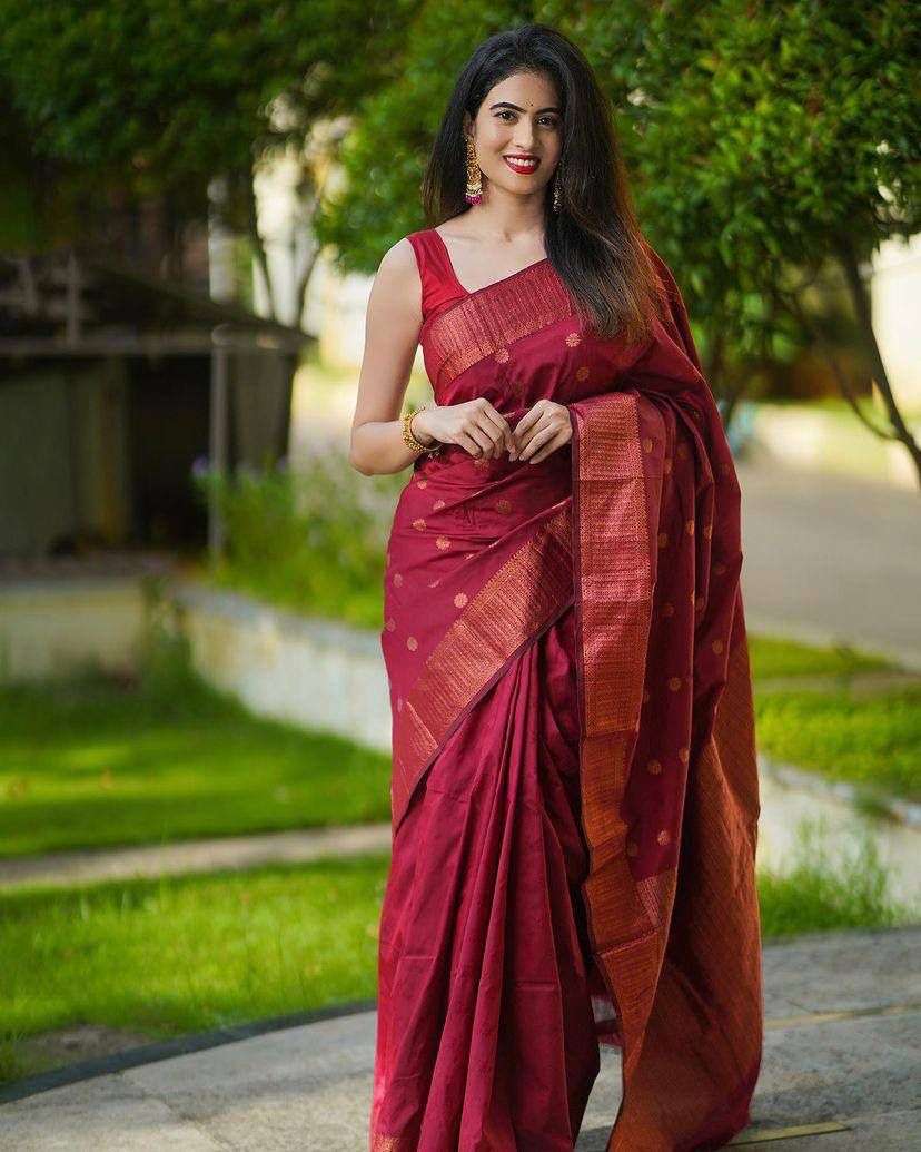 presenting enchanting yet breathable organic banarasi sarees for intimate and big fat indian weddings that are light on your skin and uplift your wedding shenanigans saree 