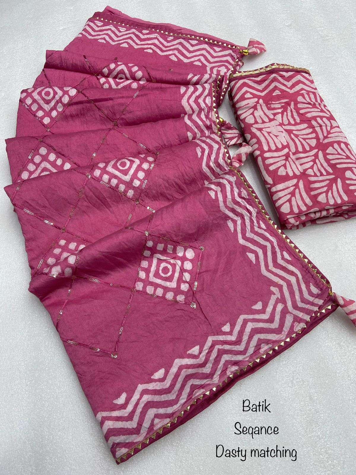 saree batik print sequence dasty colour matching batik print in cotton with sequence butta in all over saree with beautiful eye attractive batik print with gorgeous look latkan nd border