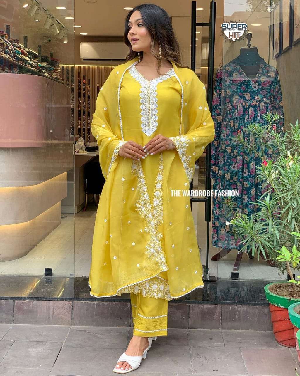 beautiful heavy chicken lace.work kurti pant and malmal dupatta with lace size m to 3xl  product kurti pant n dupatta work embroidery work  beautiful heavy chicken lace