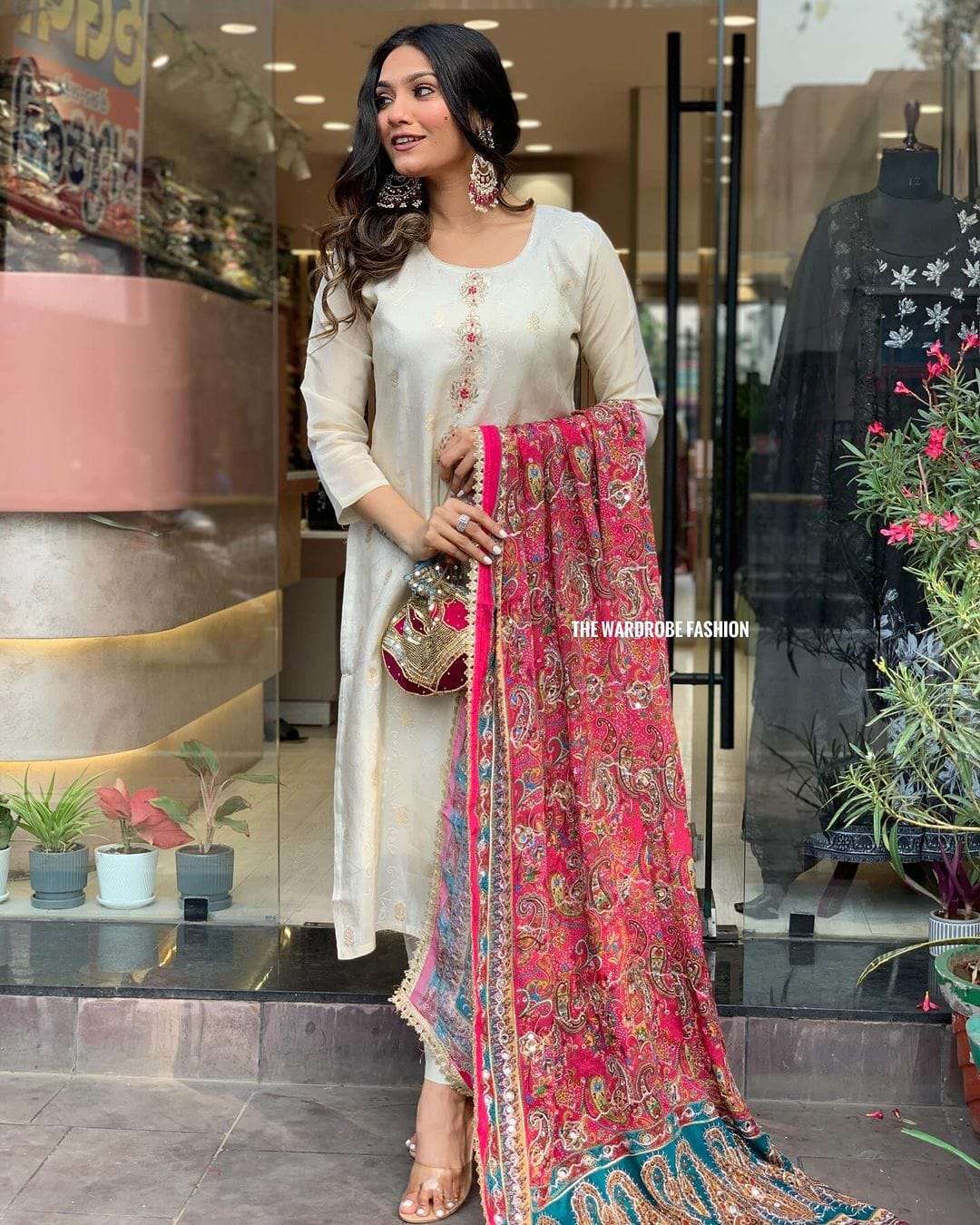 new beutiful heavy fully stitchied suit set brand showroom piece jacuard viwing full work featuring beautiful heavy suit set which is beautifully decorated with intricate hand embroidery zari weaving