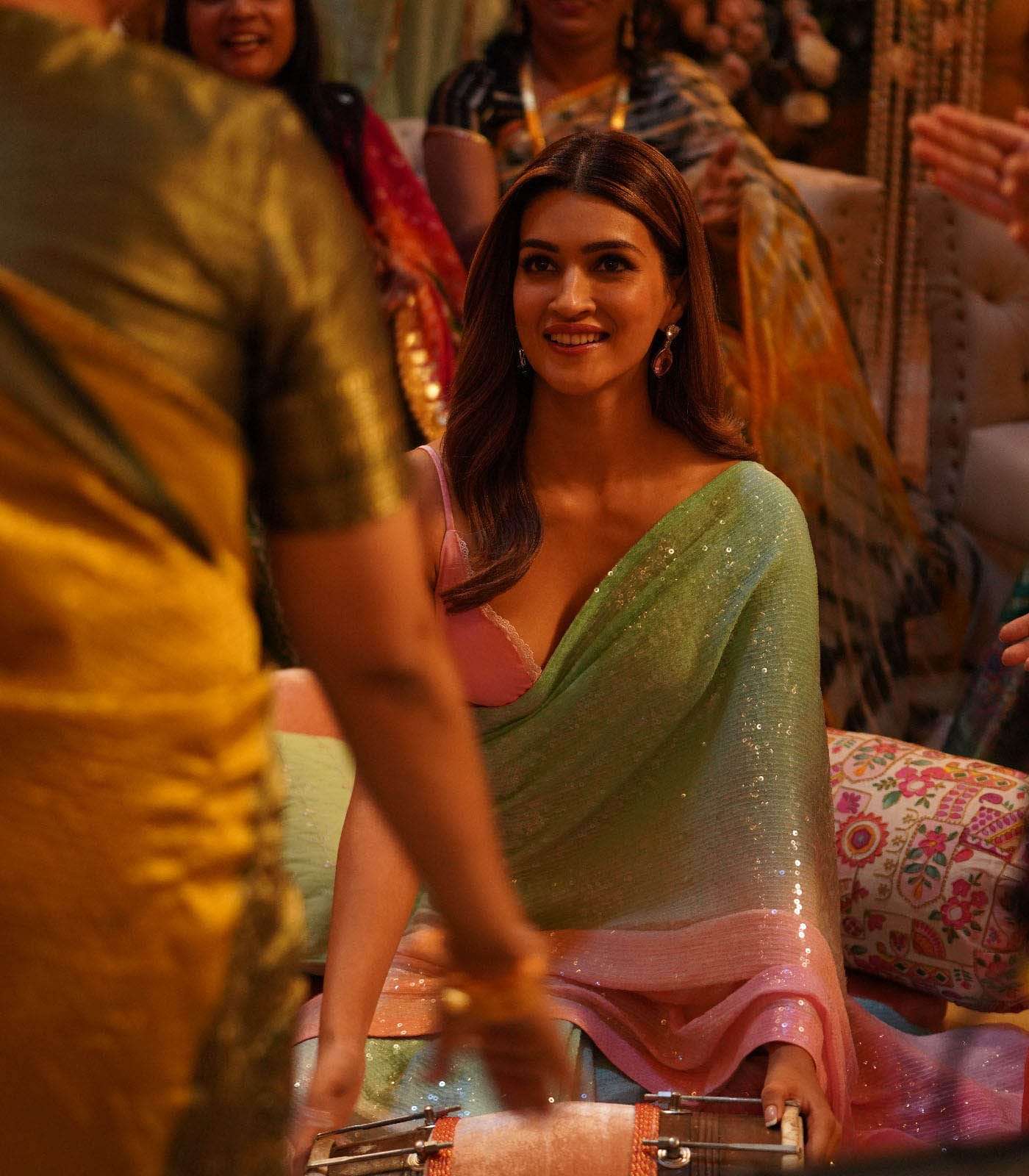 saree kriti sanon original bollywood saree fabric premium shaded color export quality fine yard fabric with heavy full sequins work saree blouse premium silk blouse material saree